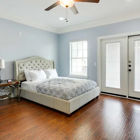 Luxe Southwest Houston Home With Balconies And Patio!